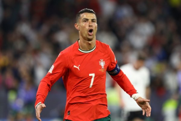 Không thể dừng lại! Ronaldo, 40 tuổi, đã ghi bàn thắng thứ 139 của đội tuyển quốc gia của riêng mình